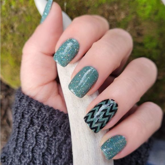 Color Street | Keep Calm and Chevron, Chevron design on clear base nail strips - Picture 4 of 16